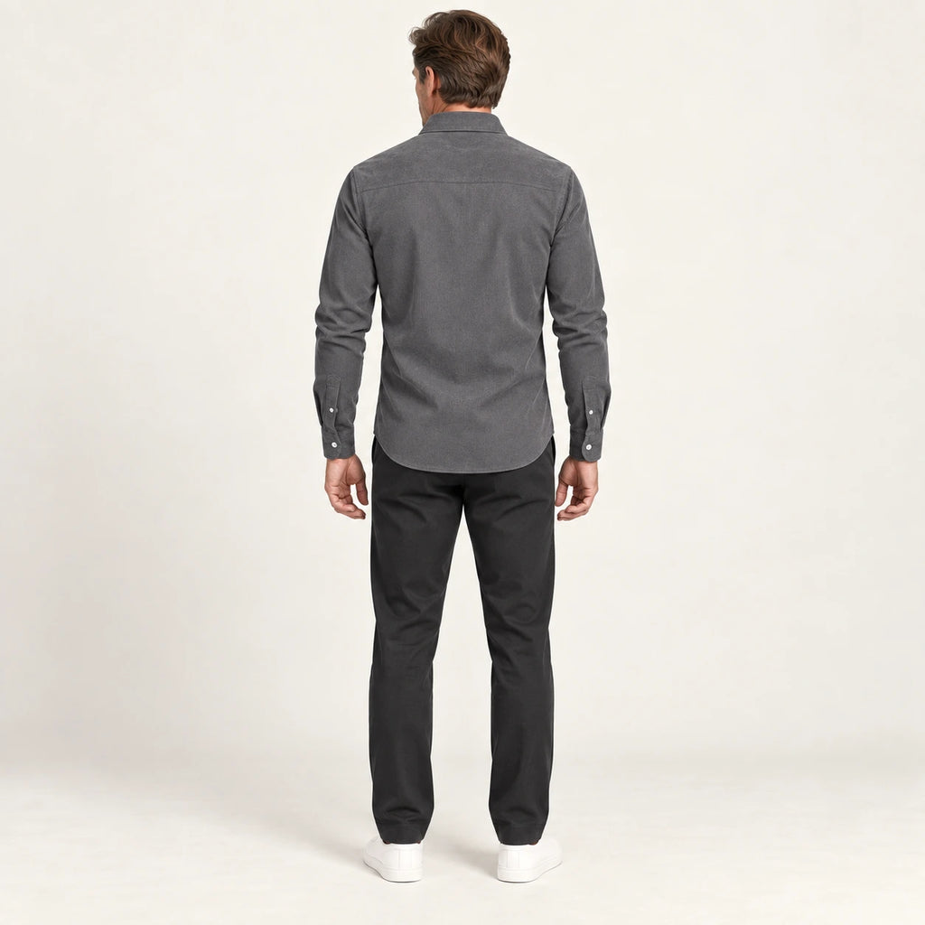 Chemise en velours côtelé Gris foncé, vue de dos dans le studio IVAREE