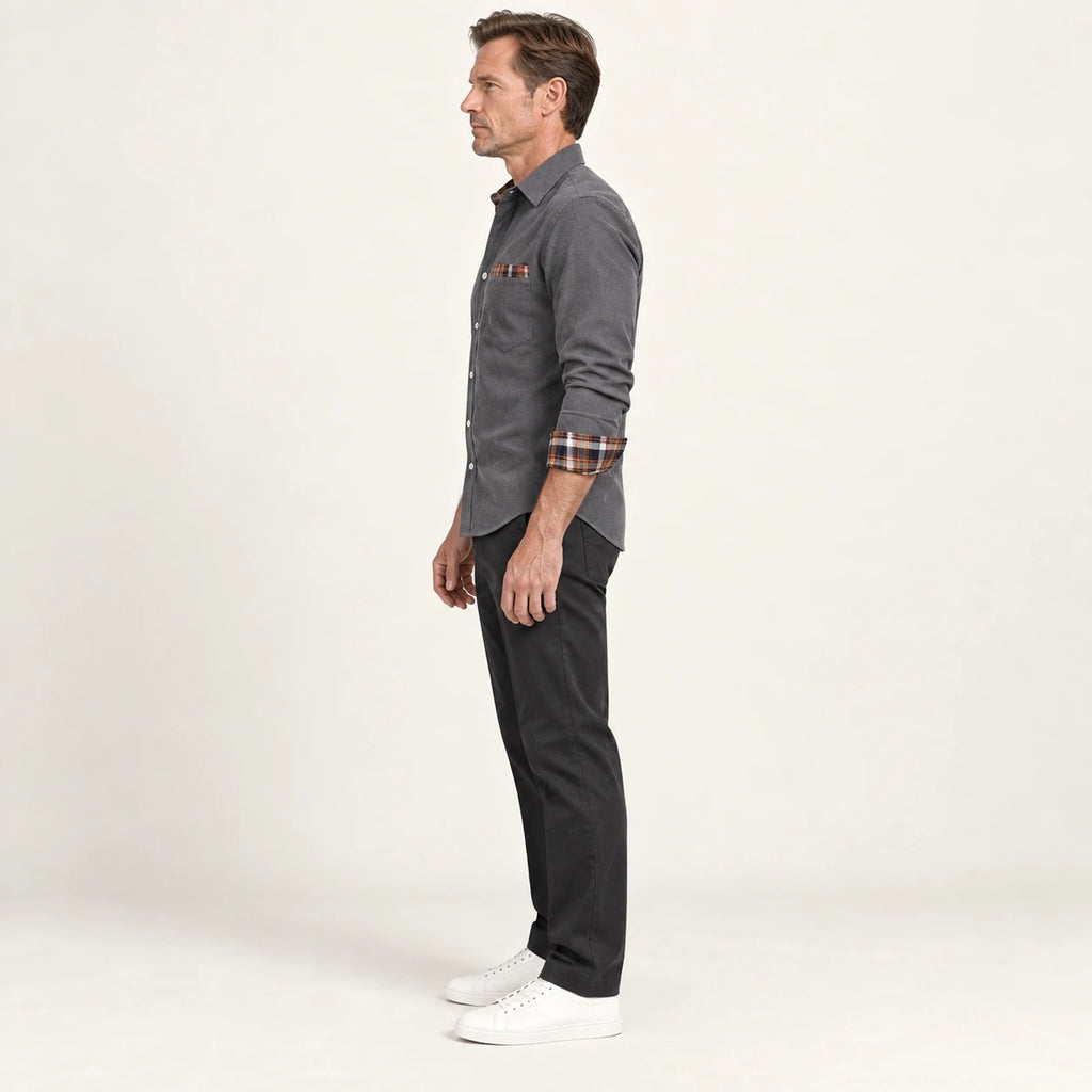 Chemise en velours côtelé Gris foncé, vue de profil dans le studio IVAREE