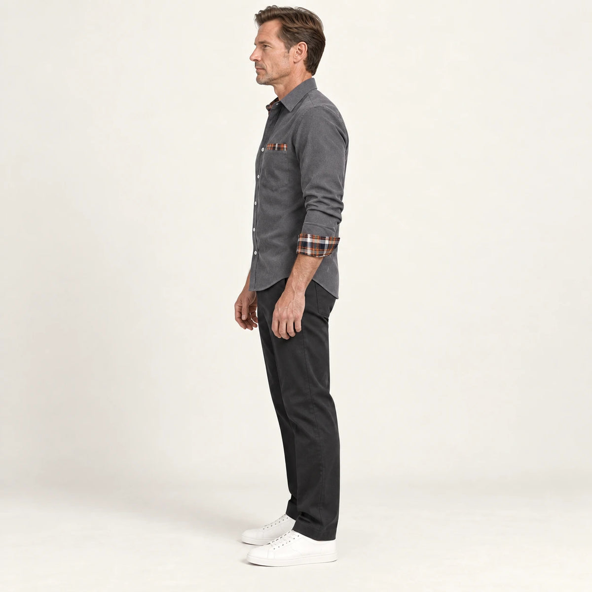 Chemise en velours côtelé Gris foncé, vue de profil dans le studio IVAREE