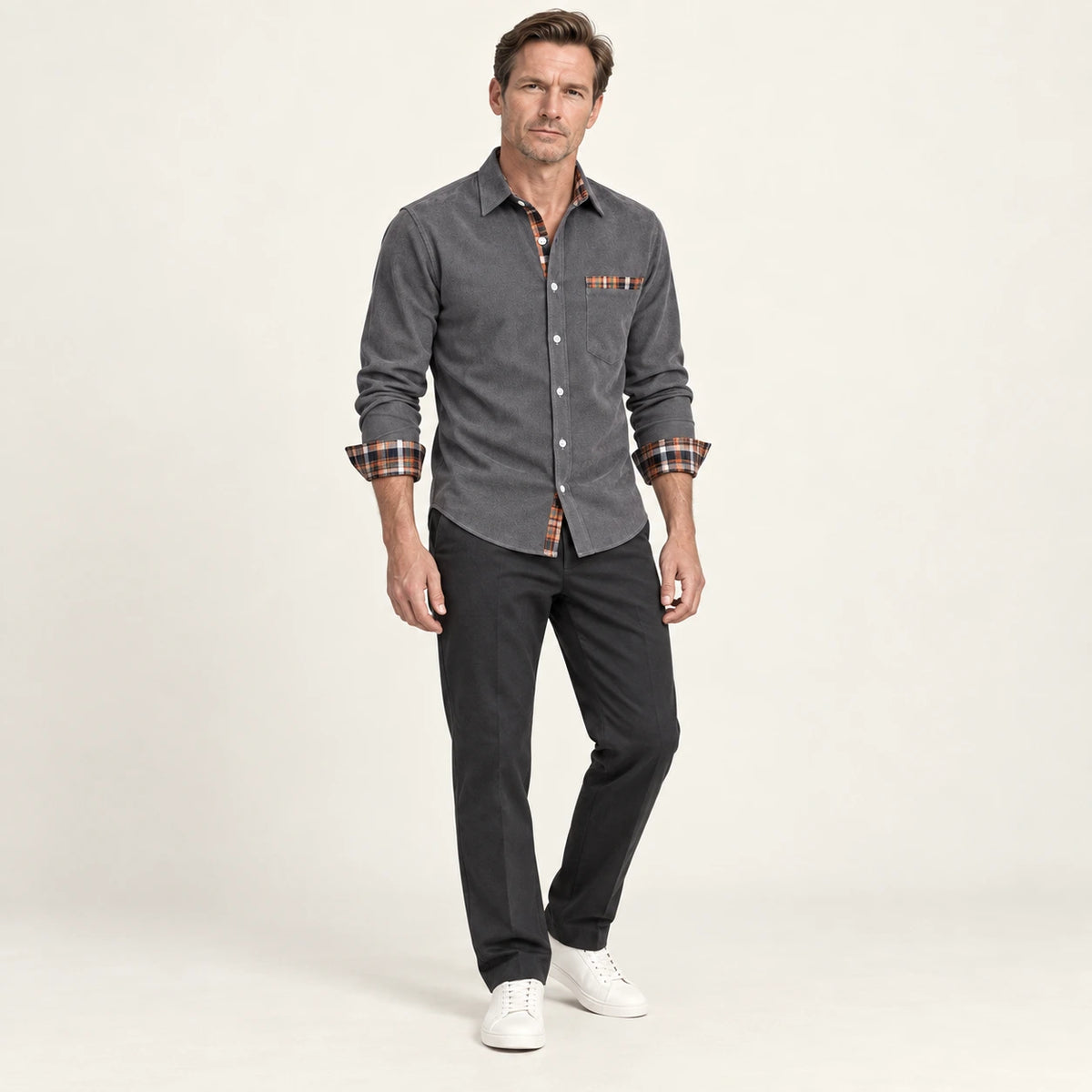 Chemise en velours côtelé Gris foncé, vue de trois-quarts dans le studio IVAREE