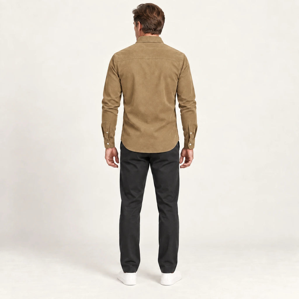 Chemise en velours côtelé Kaki, vue de dos dans le studio IVAREE