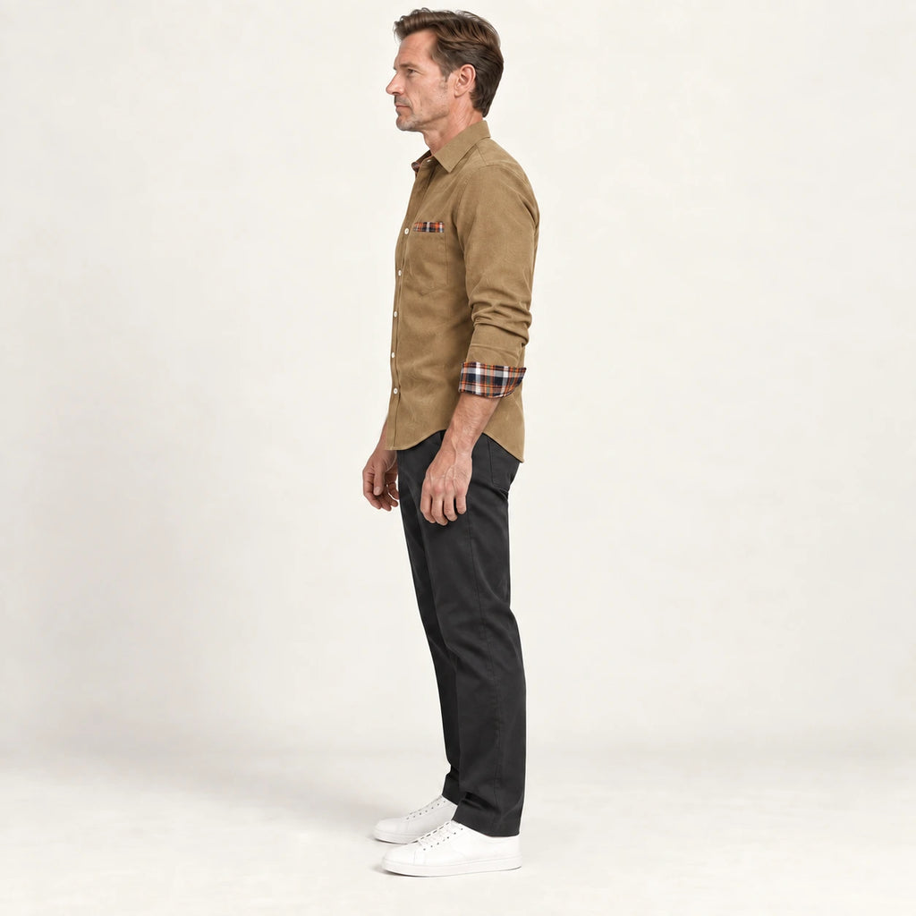 Chemise en velours côtelé Kaki, vue de profil dans le studio IVAREE