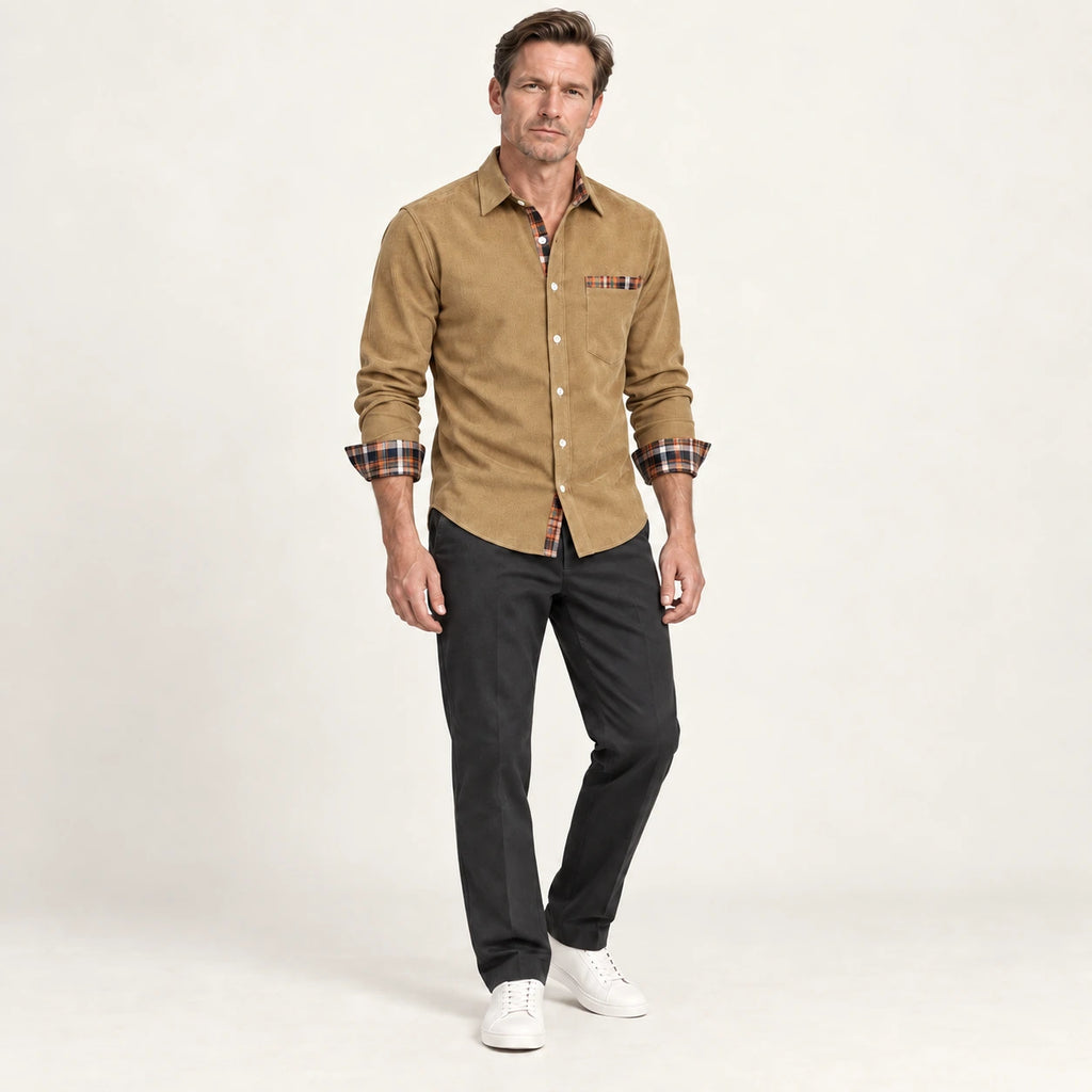 Chemise en velours côtelé Kaki, vue de trois-quarts dans le studio IVAREE