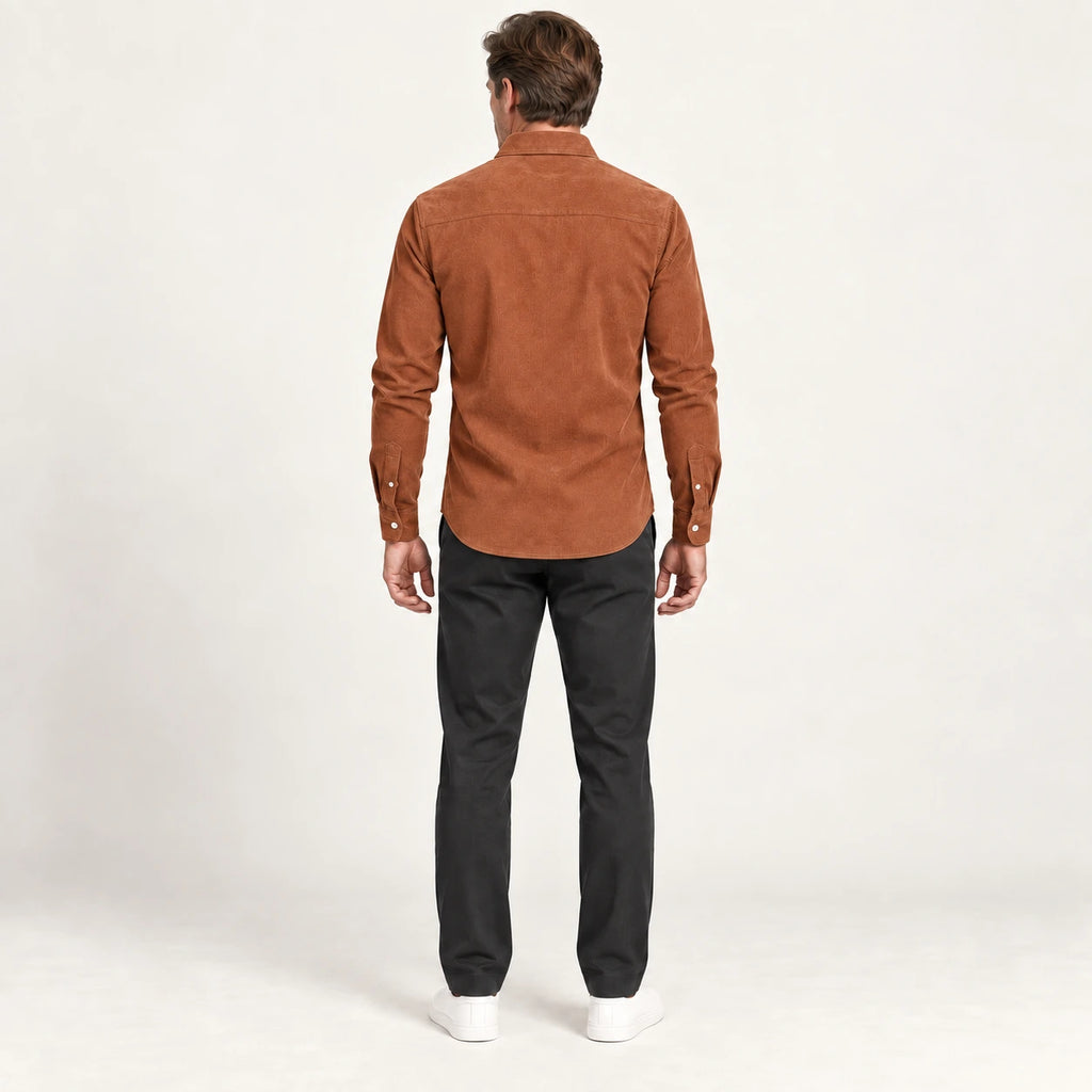 Chemise en velours côtelé Marron clair, vue de dos dans le studio IVAREE
