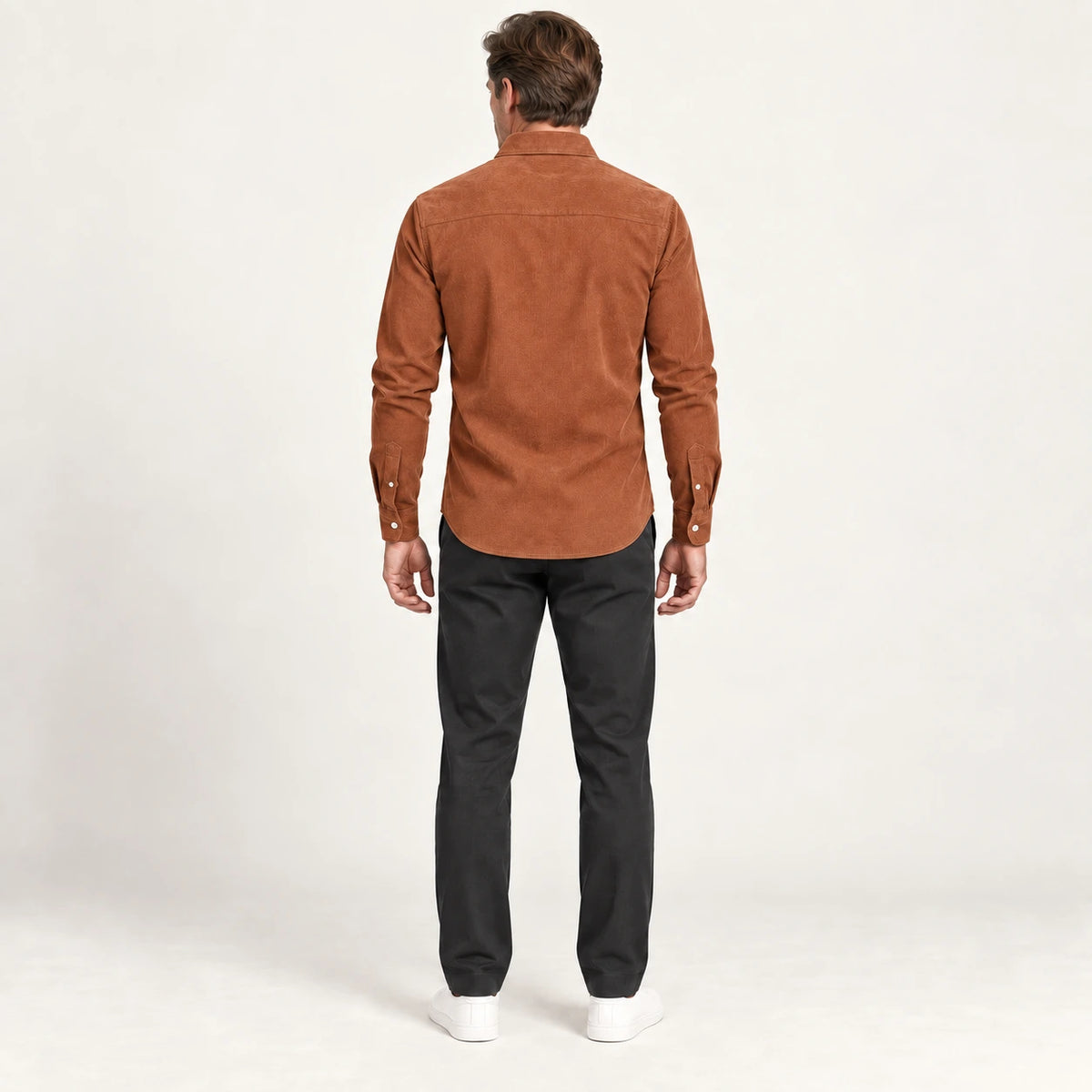 Chemise en velours côtelé Marron clair, vue de dos dans le studio IVAREE