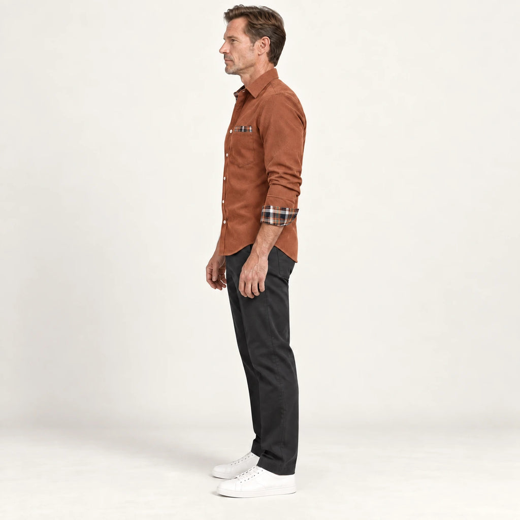 Chemise en velours côtelé Marron clair, vue de profil dans le studio IVAREE