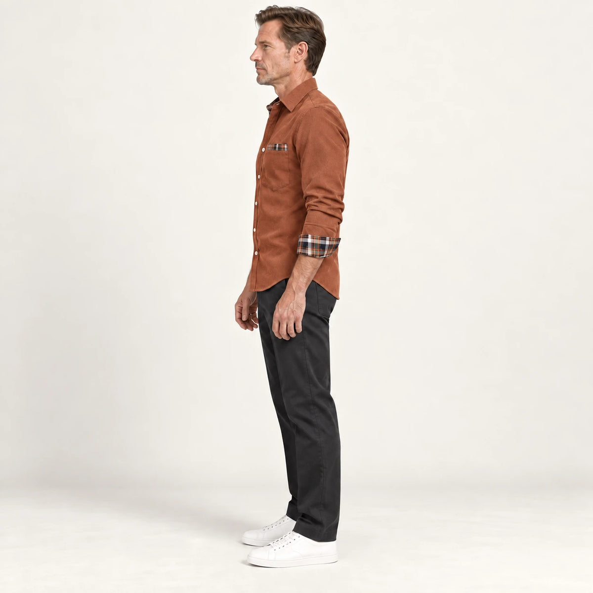 Chemise en velours côtelé Marron clair, vue de profil dans le studio IVAREE