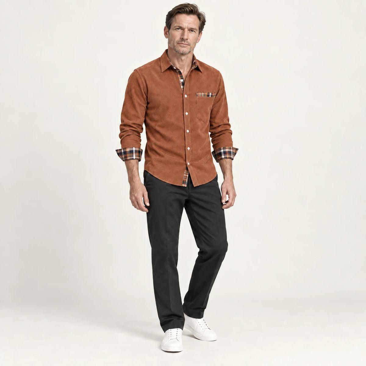 Chemise en velours côtelé Marron clair, vue de trois-quarts dans le studio IVAREE