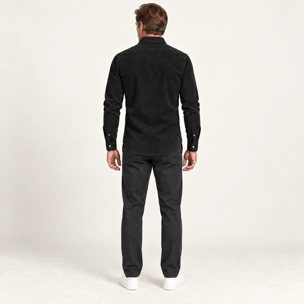 Chemise en velours côtelé Noir, vue de dos dans le studio IVAREE