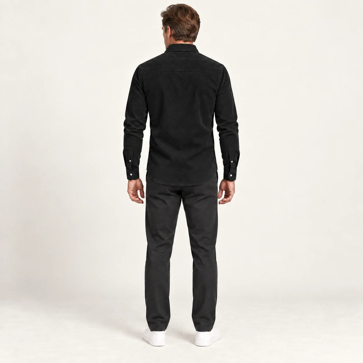 Chemise en velours côtelé Noir, vue de dos dans le studio IVAREE