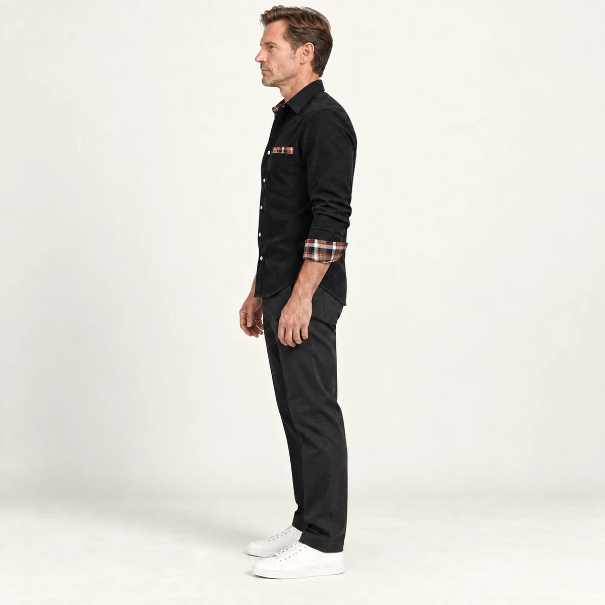 Chemise en velours côtelé Noir, vue de profil dans le studio IVAREE