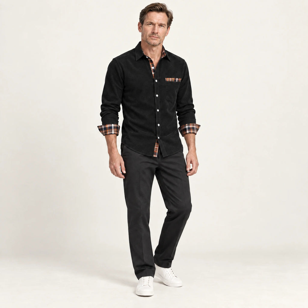 Chemise en velours côtelé Noir, vue de trois-quarts dans le studio IVAREE