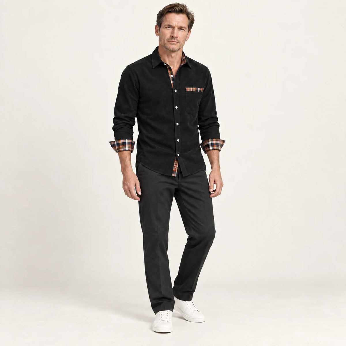 Chemise en velours côtelé Noir, vue de trois-quarts dans le studio IVAREE