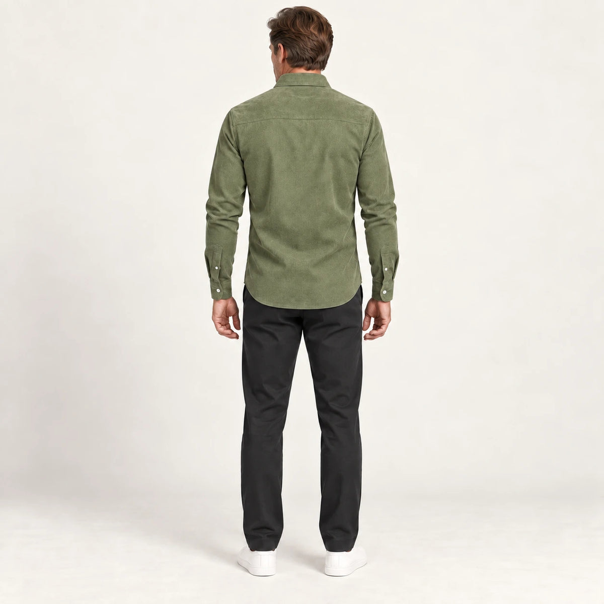 Chemise en velours côtelé Vert matcha, vue de dos dans le studio IVAREE