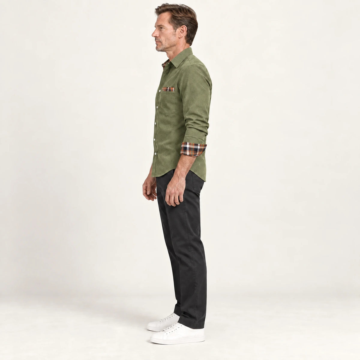 Chemise en velours côtelé Vert matcha, vue de profil dans le studio IVAREE