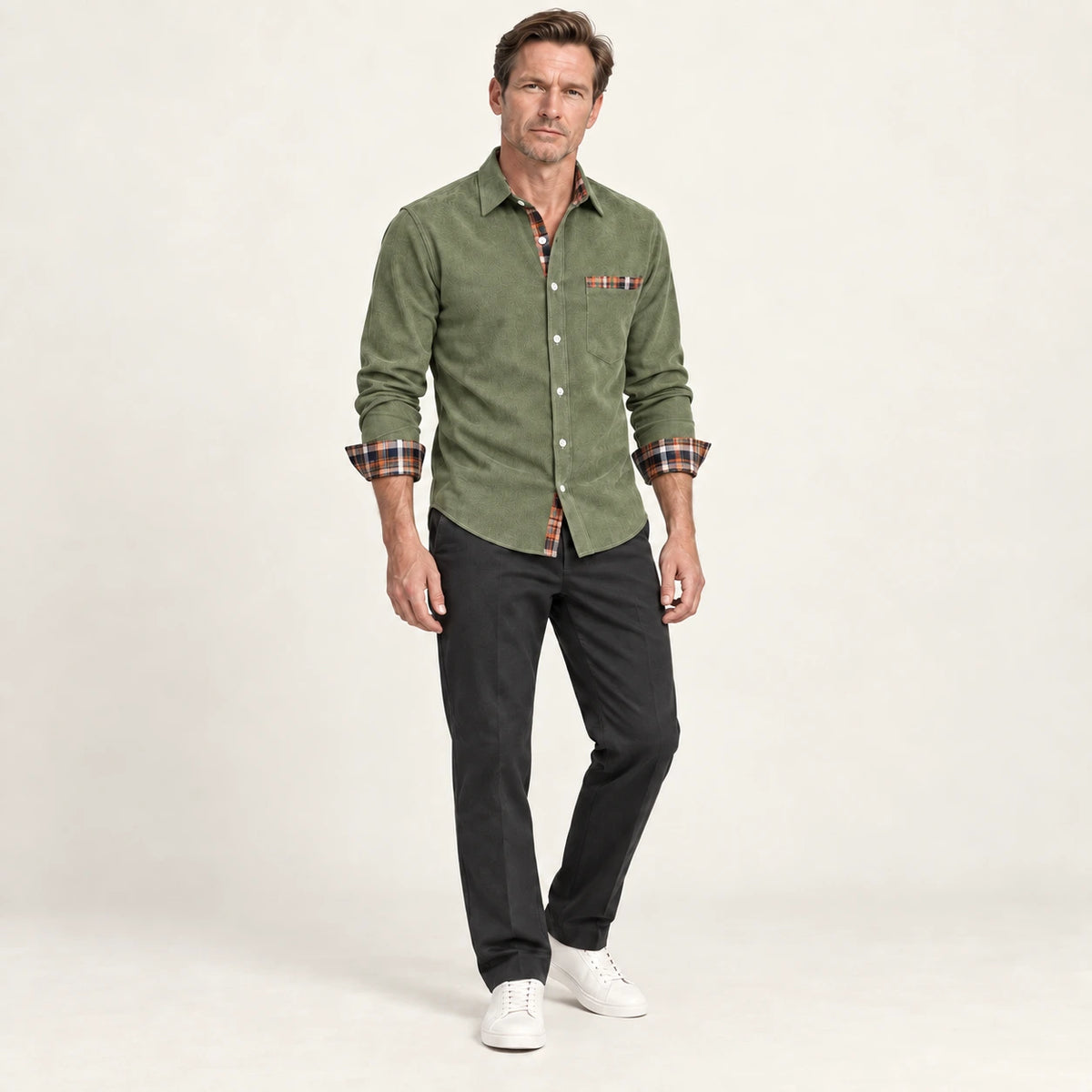Chemise en velours côtelé Vert matcha, vue de trois-quarts dans le studio IVAREE