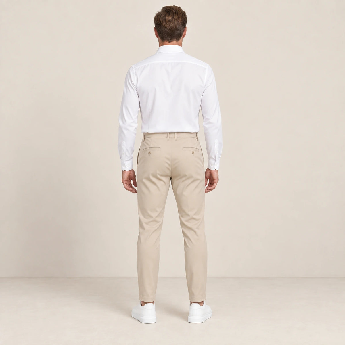Chino beige, dos dans le studio IVAREE