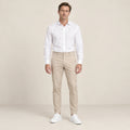 Chino beige, face dans le studio IVAREE