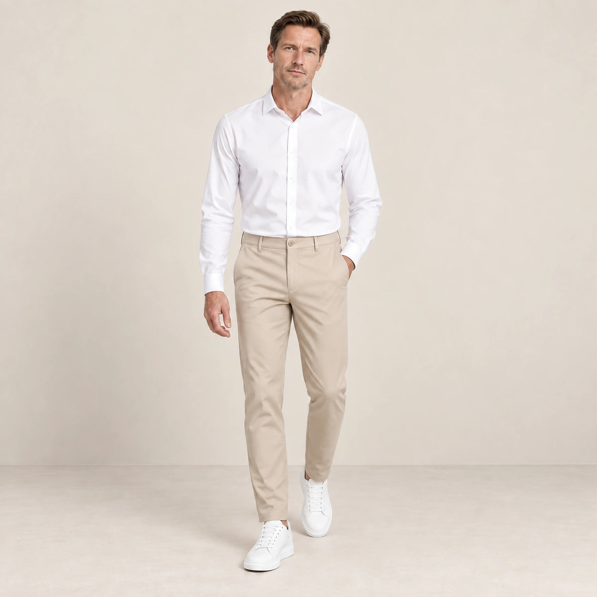 Chino beige, pose dans le studio IVAREE