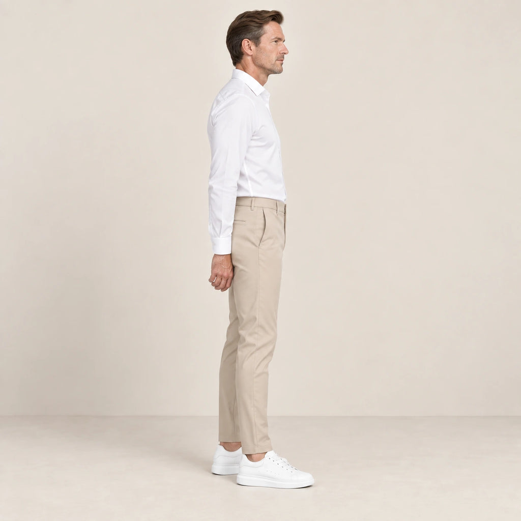 Chino beige, profil dans le studio IVAREE