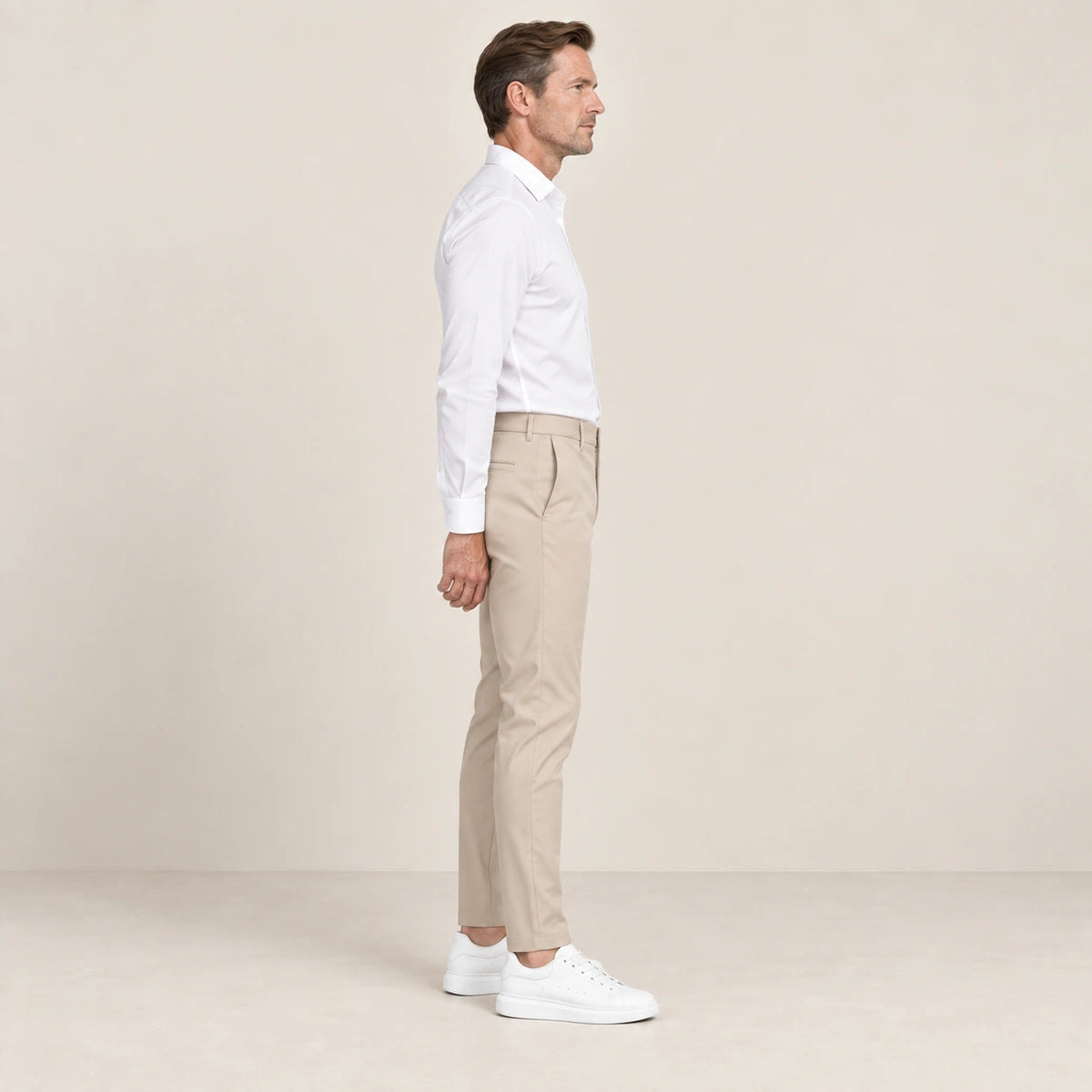 Chino beige, profil dans le studio IVAREE