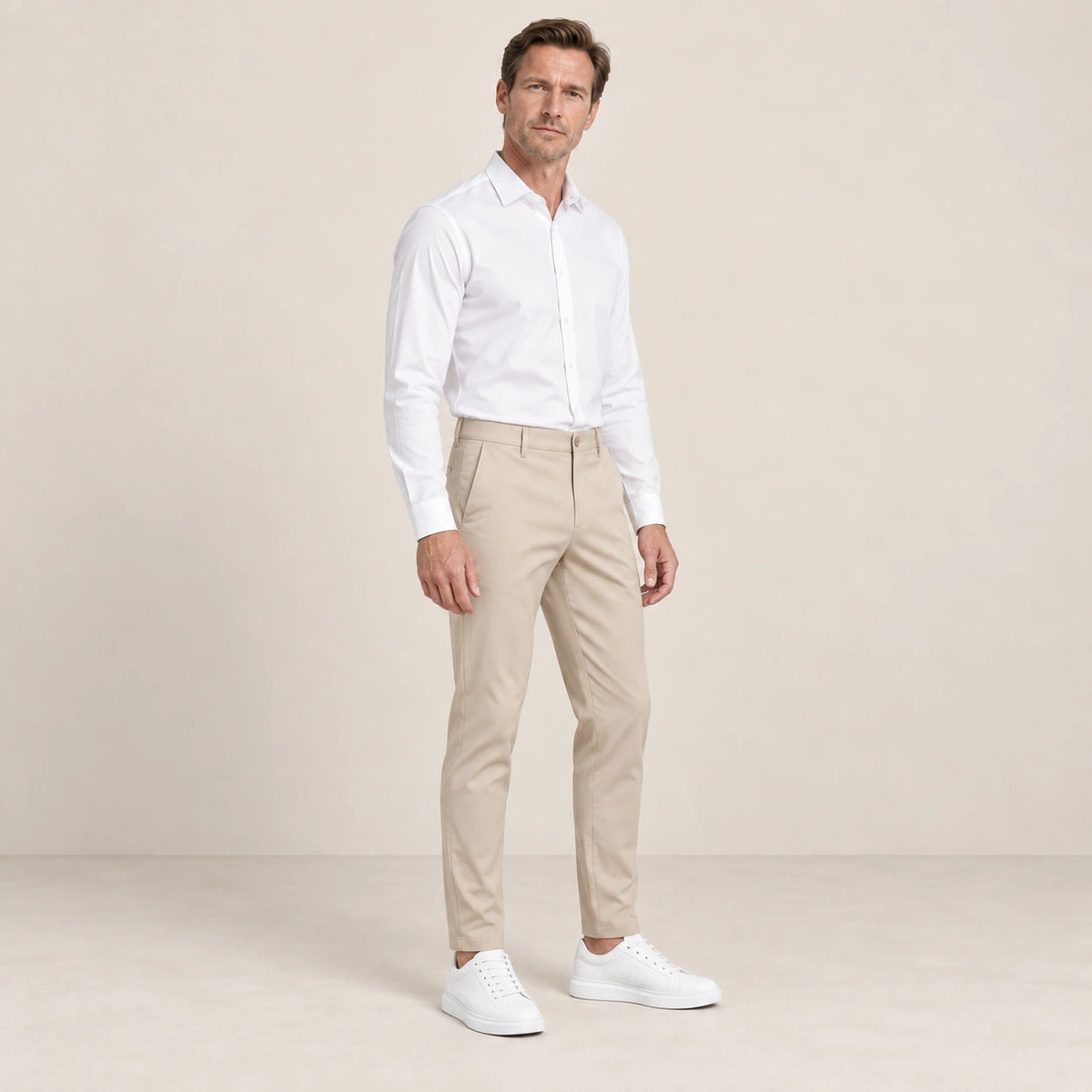 Chino beige, trois-quarts dans le studio IVAREE