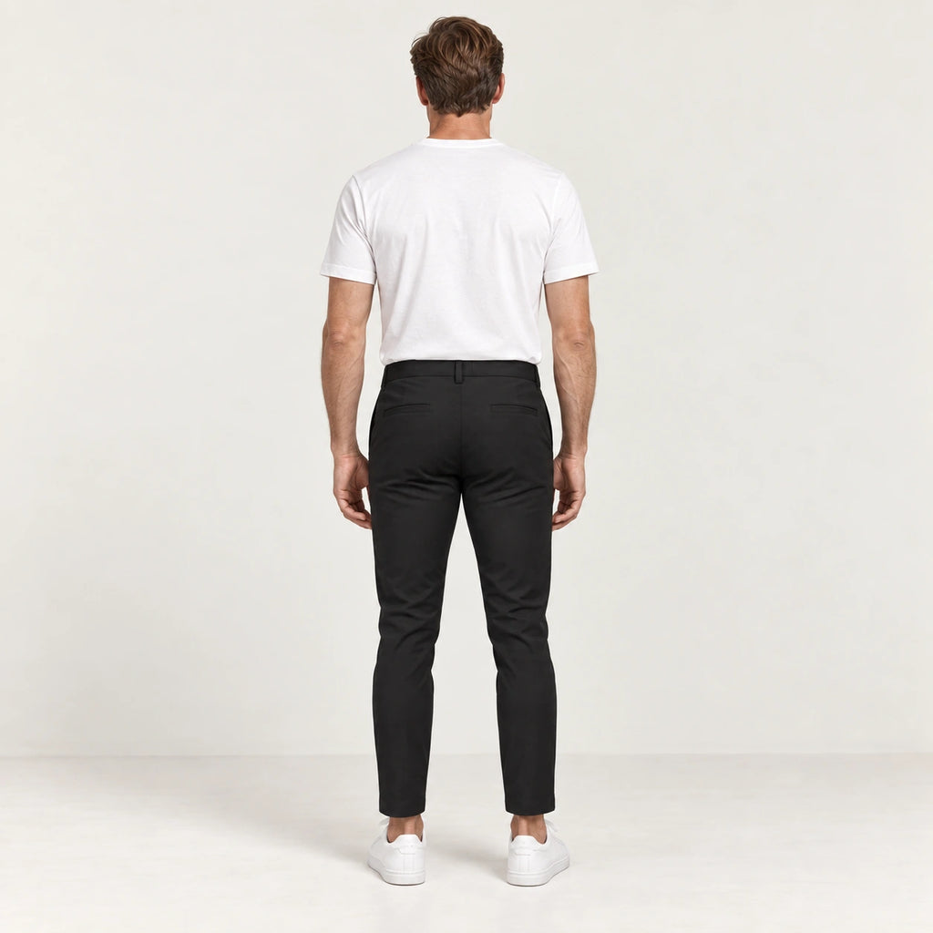 Chino noir, dos dans le studio IVAREE