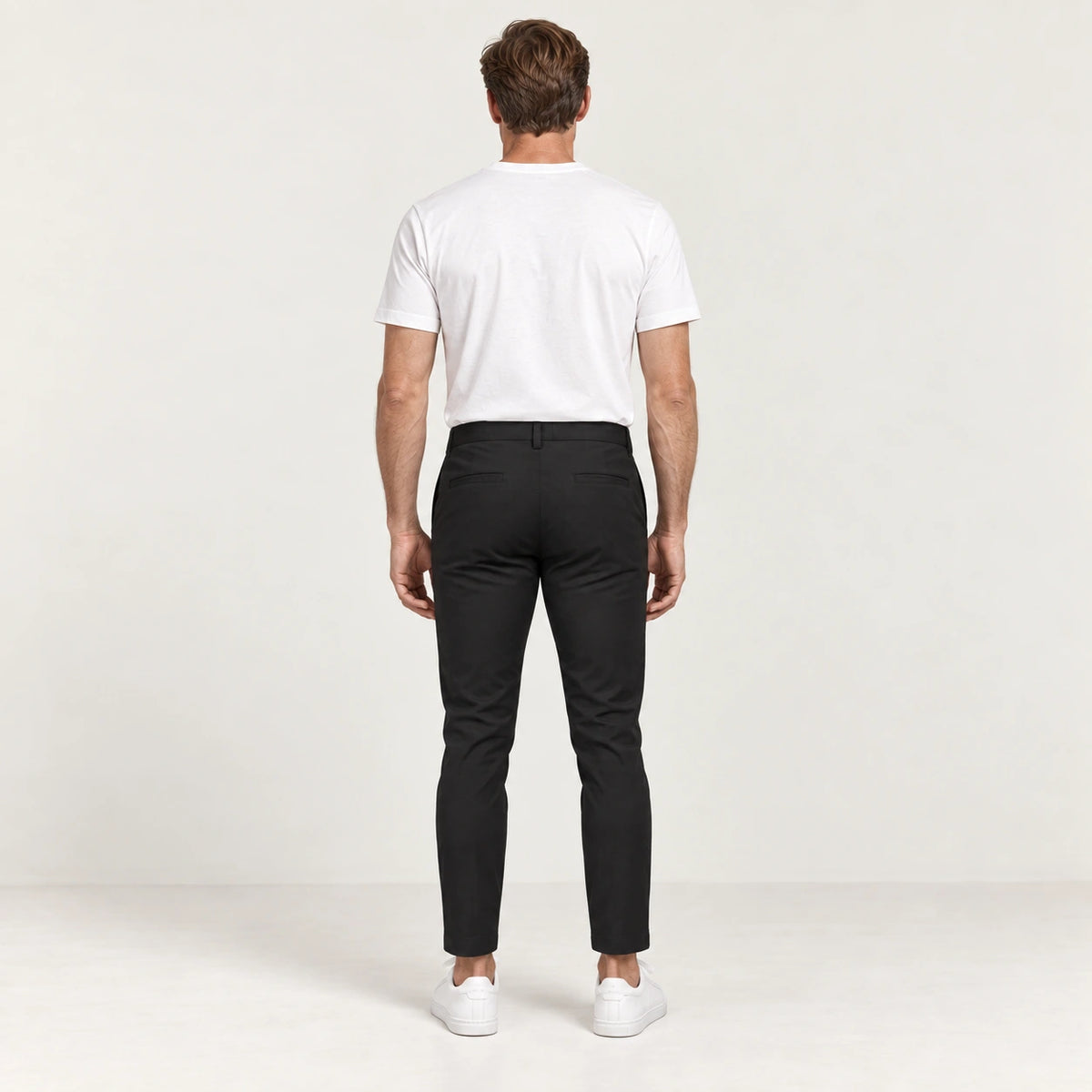 Chino noir, dos dans le studio IVAREE