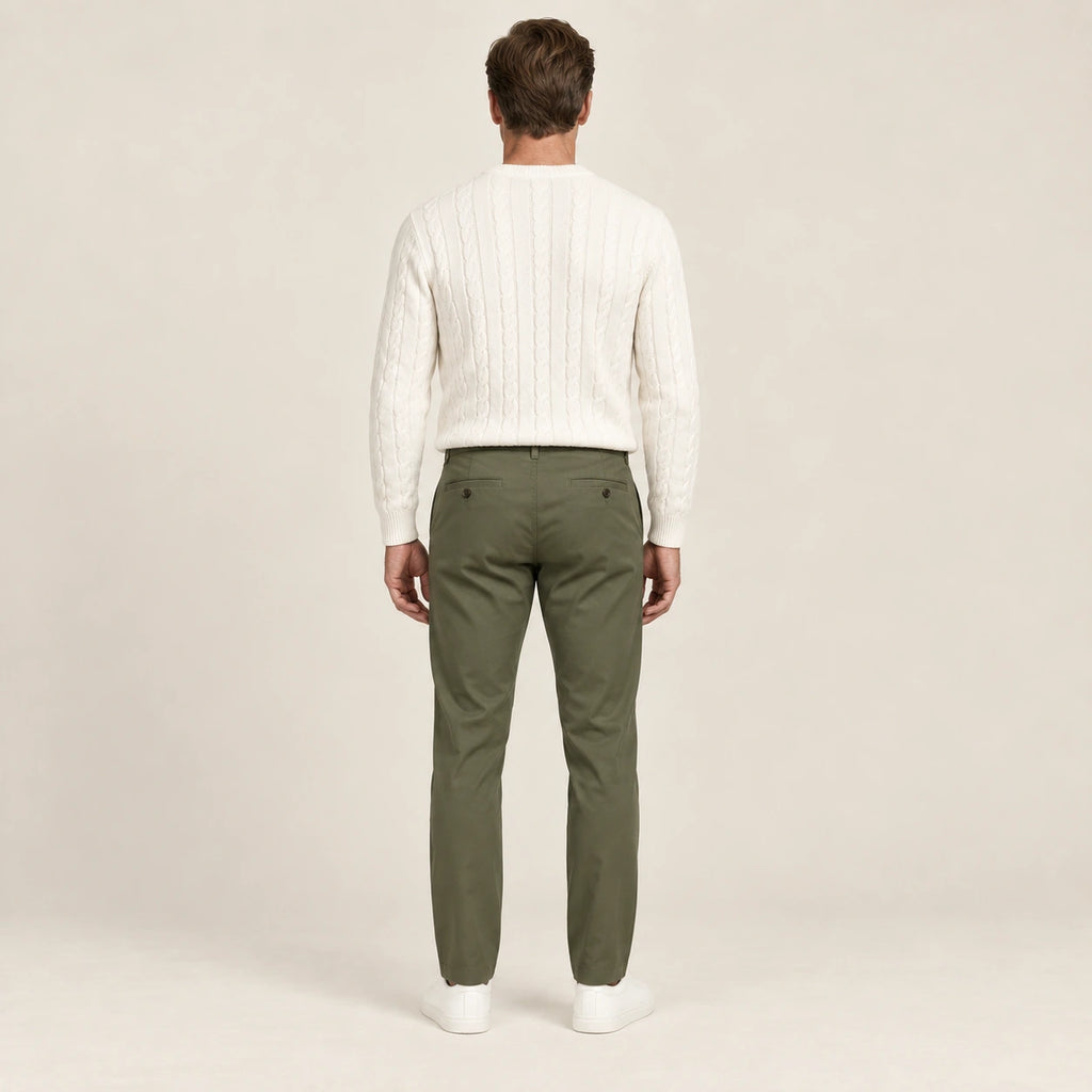 Chino vert, dos dans le studio IVAREE
