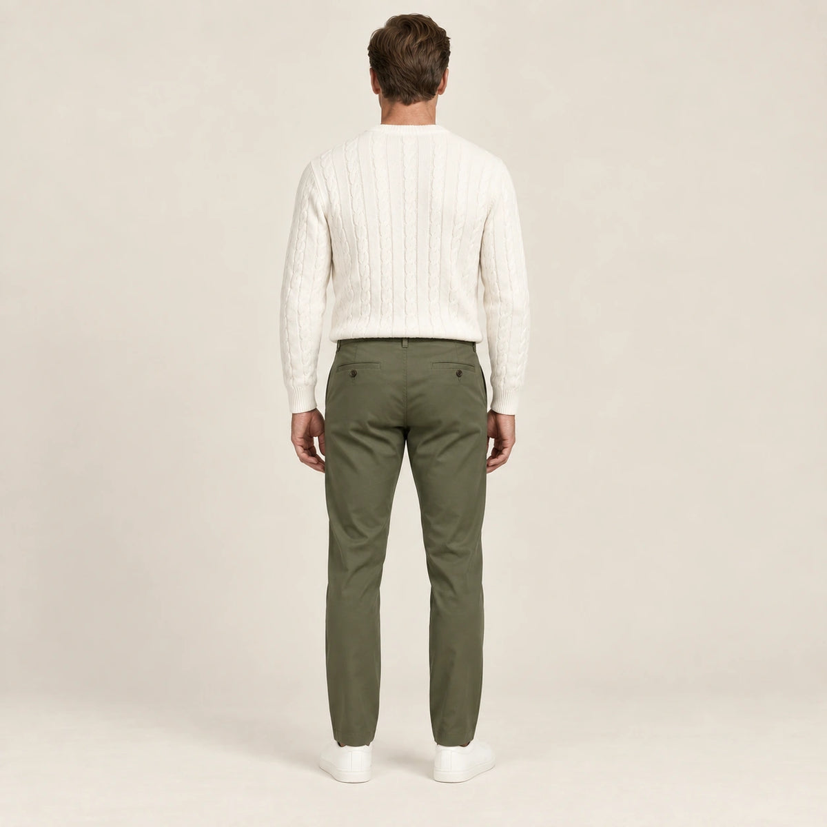 Chino vert, dos dans le studio IVAREE