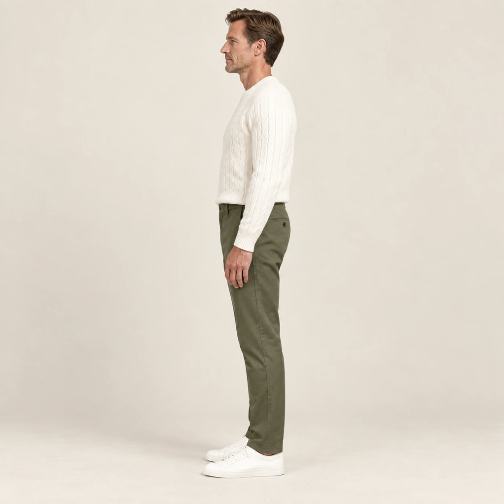 Chino vert, profil dans le studio IVAREE