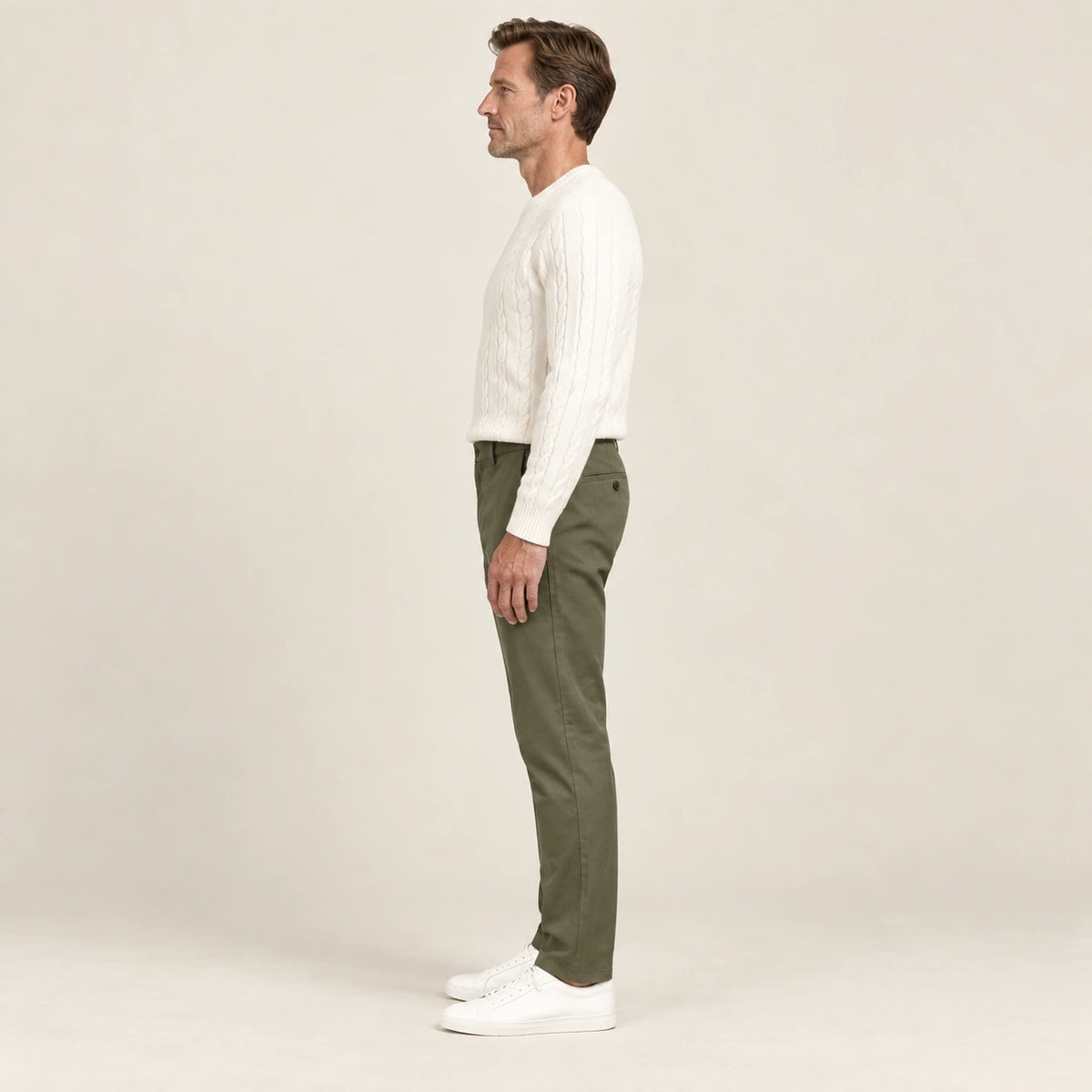 Chino vert, profil dans le studio IVAREE