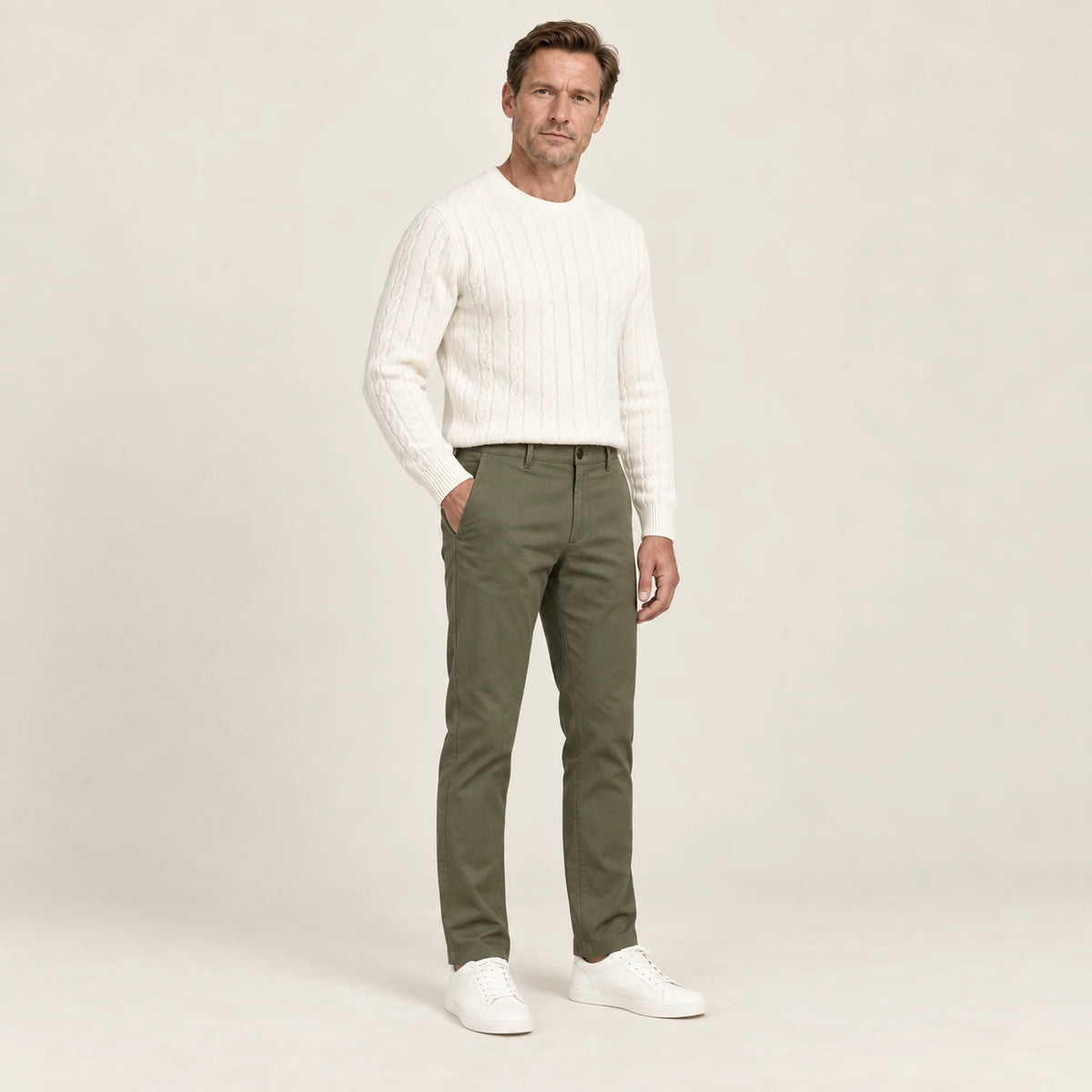 Chino vert, trois-quarts dans le studio IVAREE