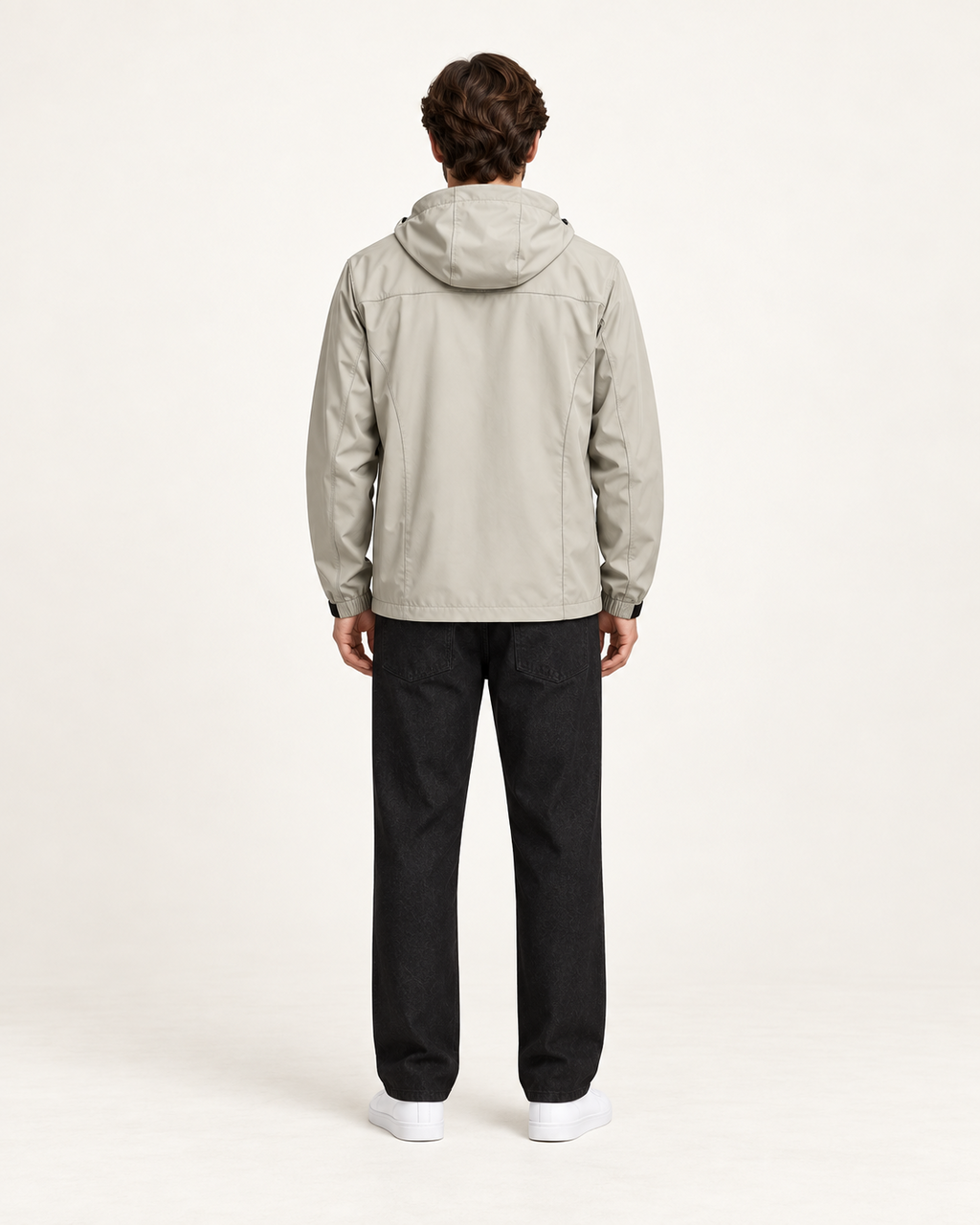 Coupe-vent à capuche et poche poitrine zippée beige, vue dos, studio IVAREE