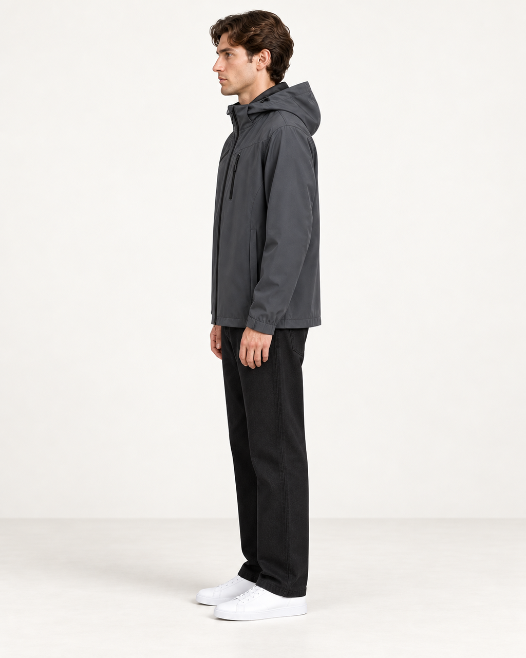 Coupe-vent à capuche et poche poitrine zippée gris foncé, vue profil, studio IVAREE