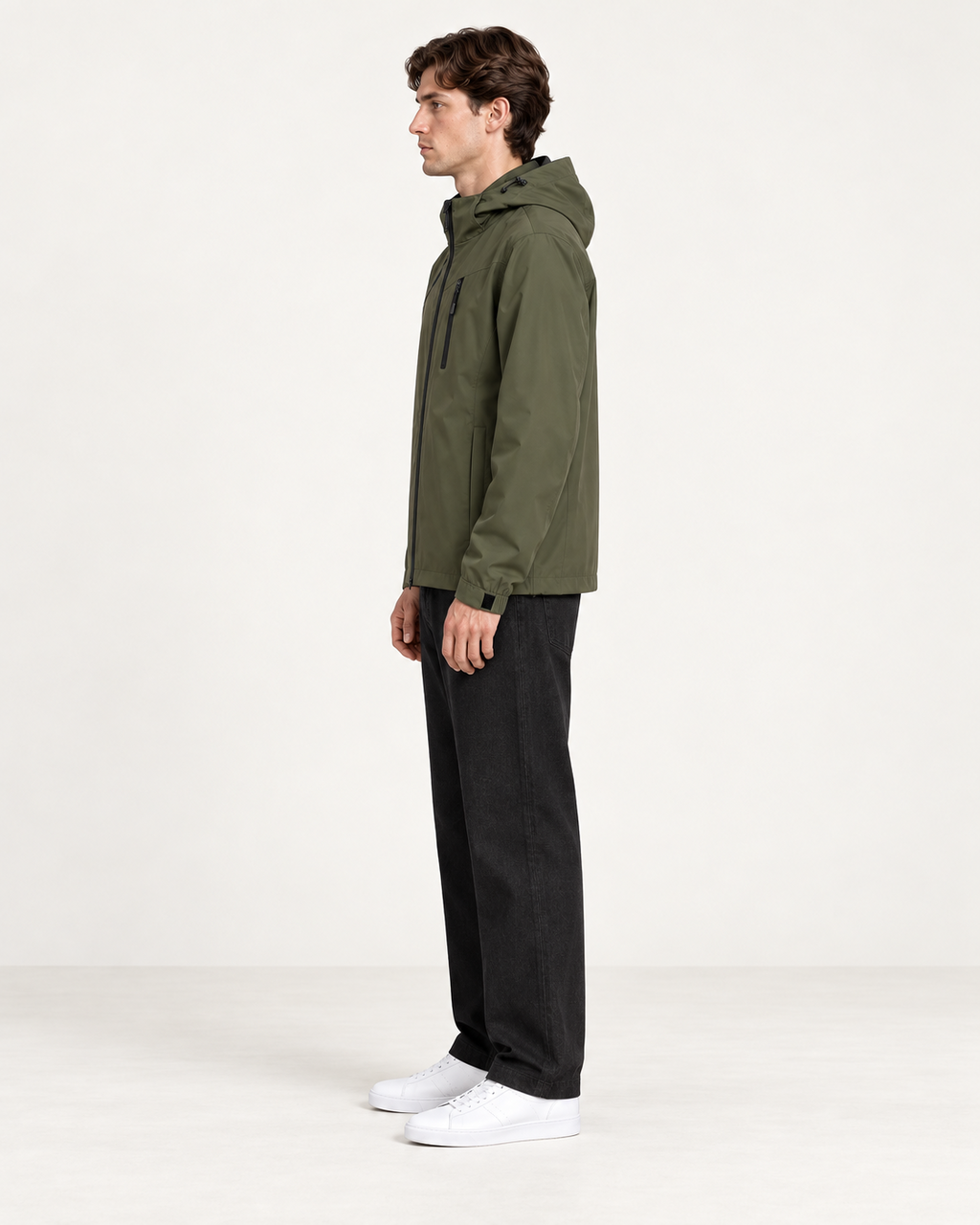 Coupe-vent à capuche et poche poitrine zippée vert foncé, vue profil, studio IVAREE