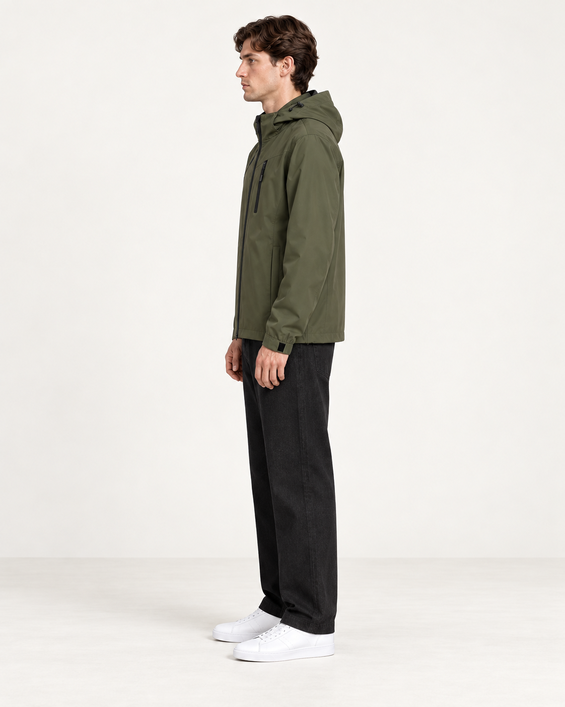 Coupe-vent à capuche et poche poitrine zippée vert foncé, vue profil, studio IVAREE