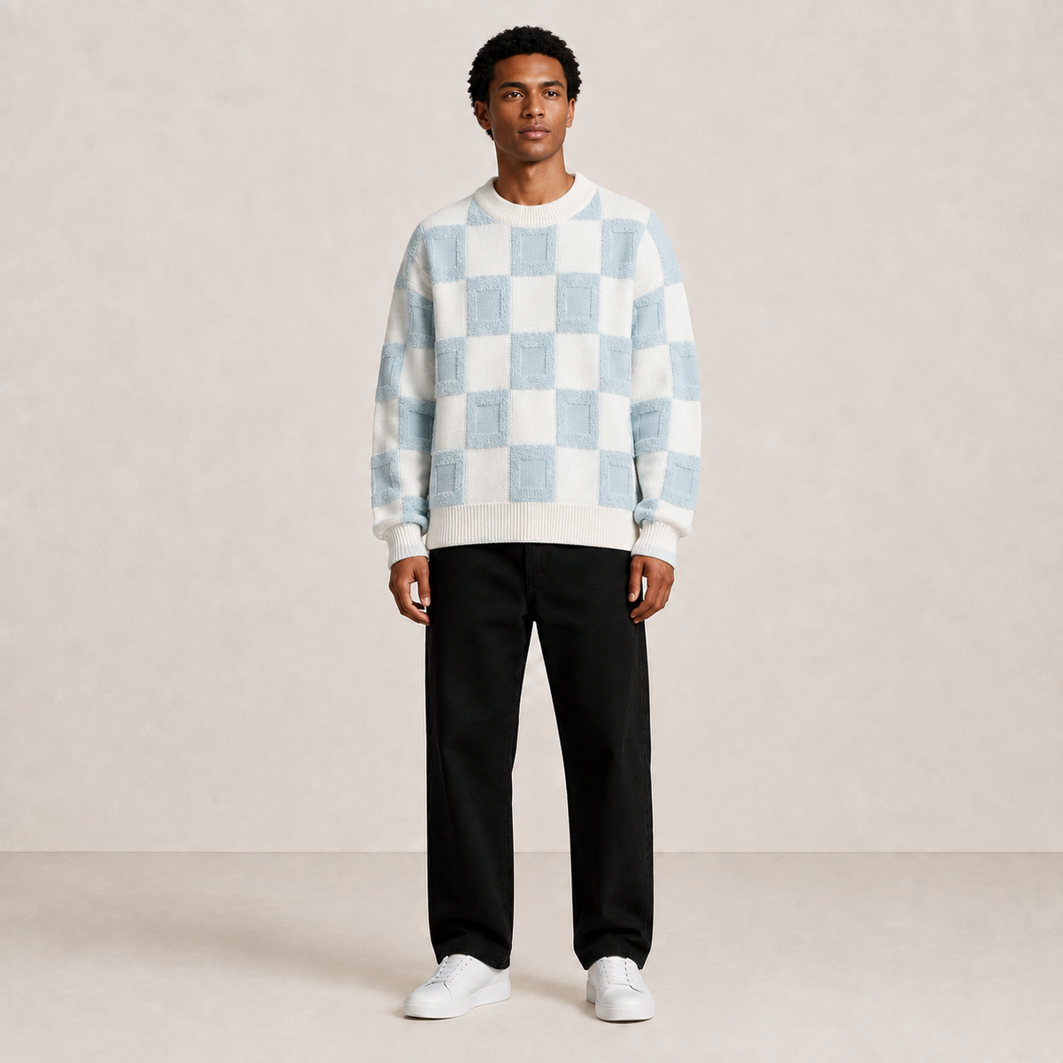Pull homme damier bleu glacier et écru porté de face