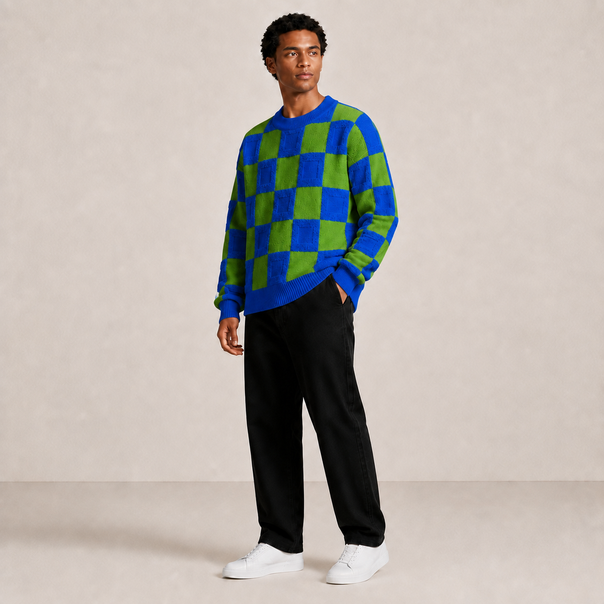 Pull homme damier en relief bleu électrique / vert – porté, vue 3/4