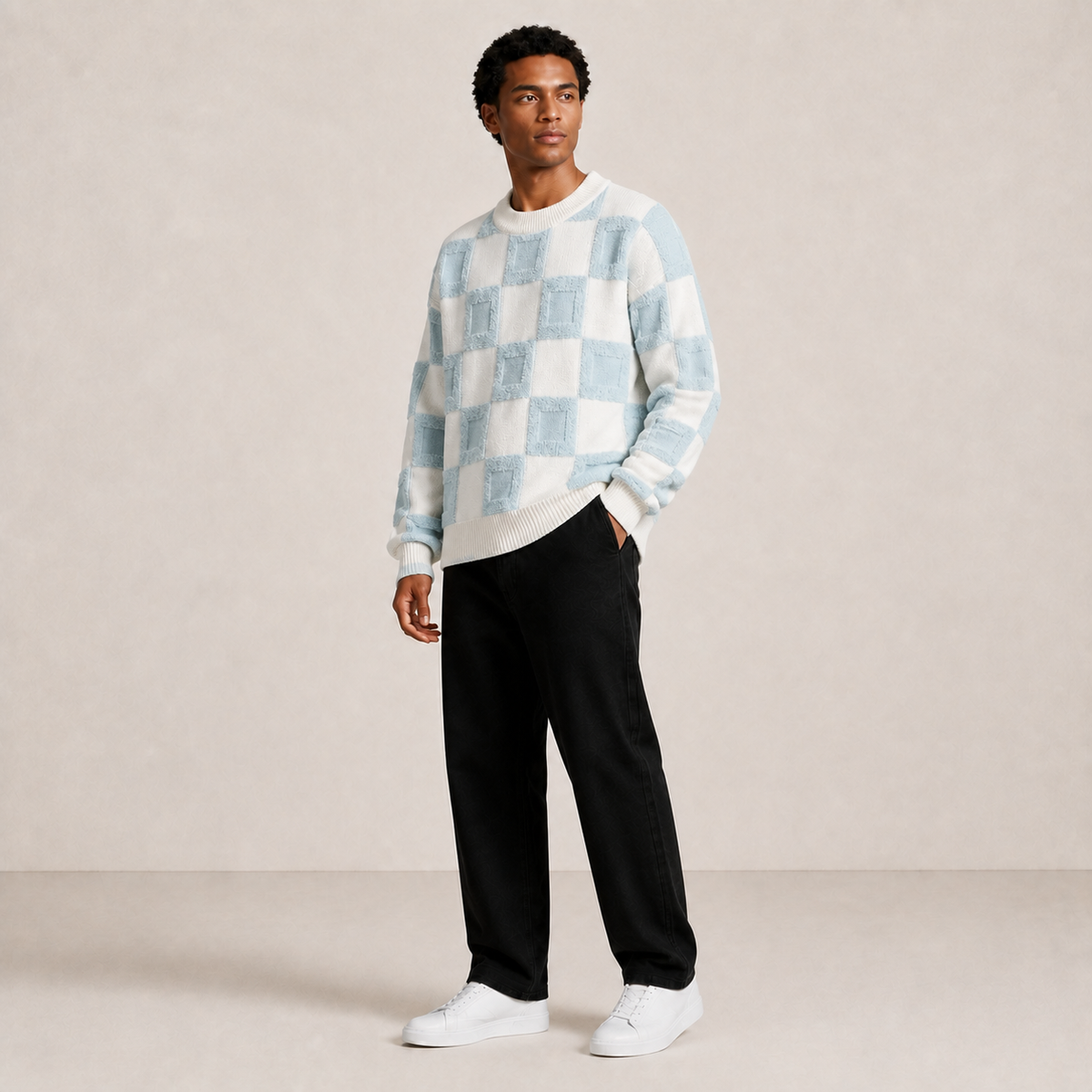 Pull homme damier en relief bleu glacier / écru – porté, vue 3/4