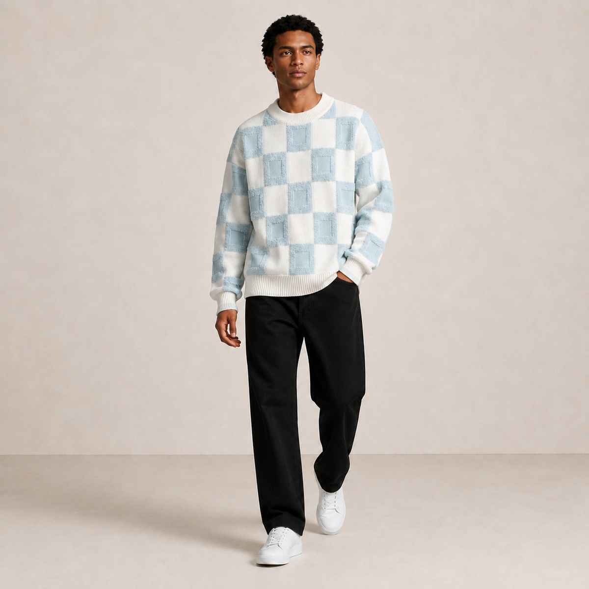 Pull homme damier en relief bleu glacier / écru – porté, vue marche
