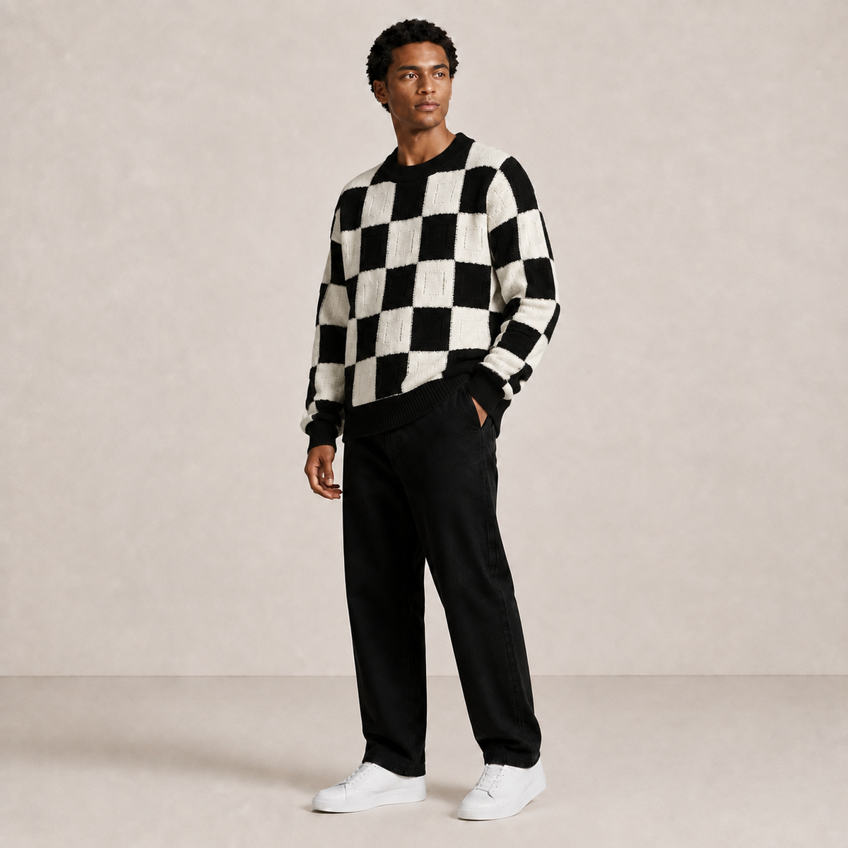 Pull homme damier en relief noir / écru – porté, vue 3/4
