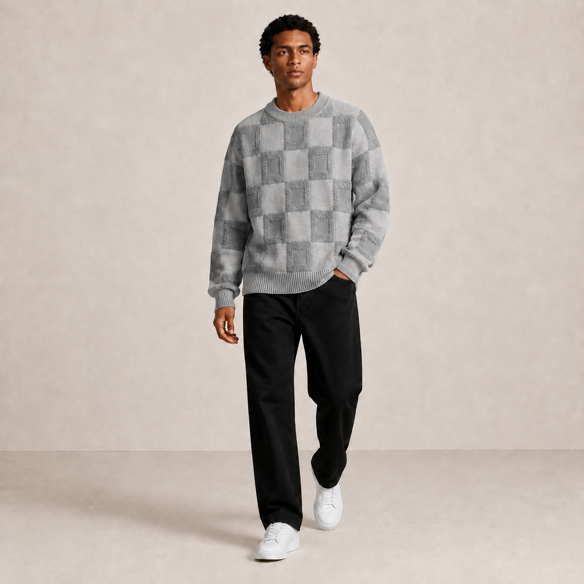 Pull homme damier en relief gris chiné – porté, vue marche
