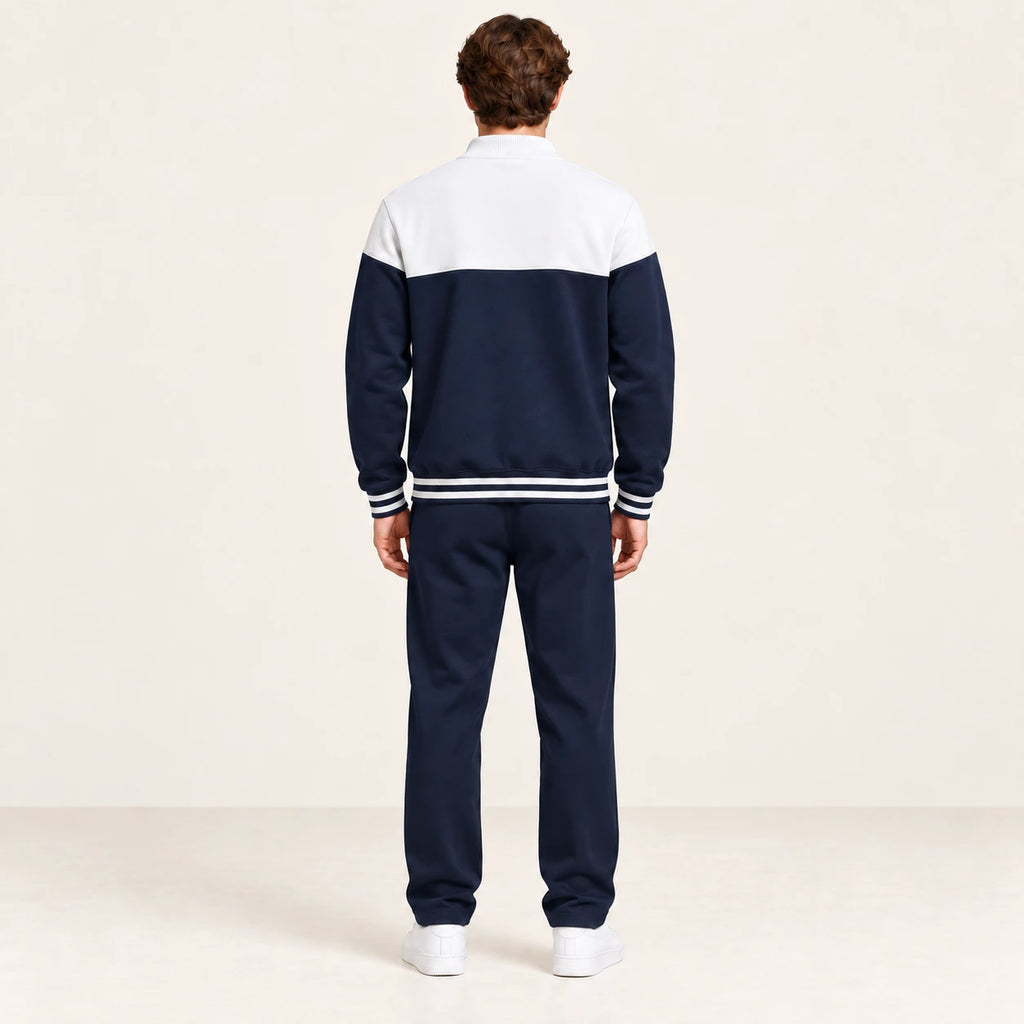 Ensemble de survêtement esprit baseball blanc et bleu marine, porté de dos en studio ivoire