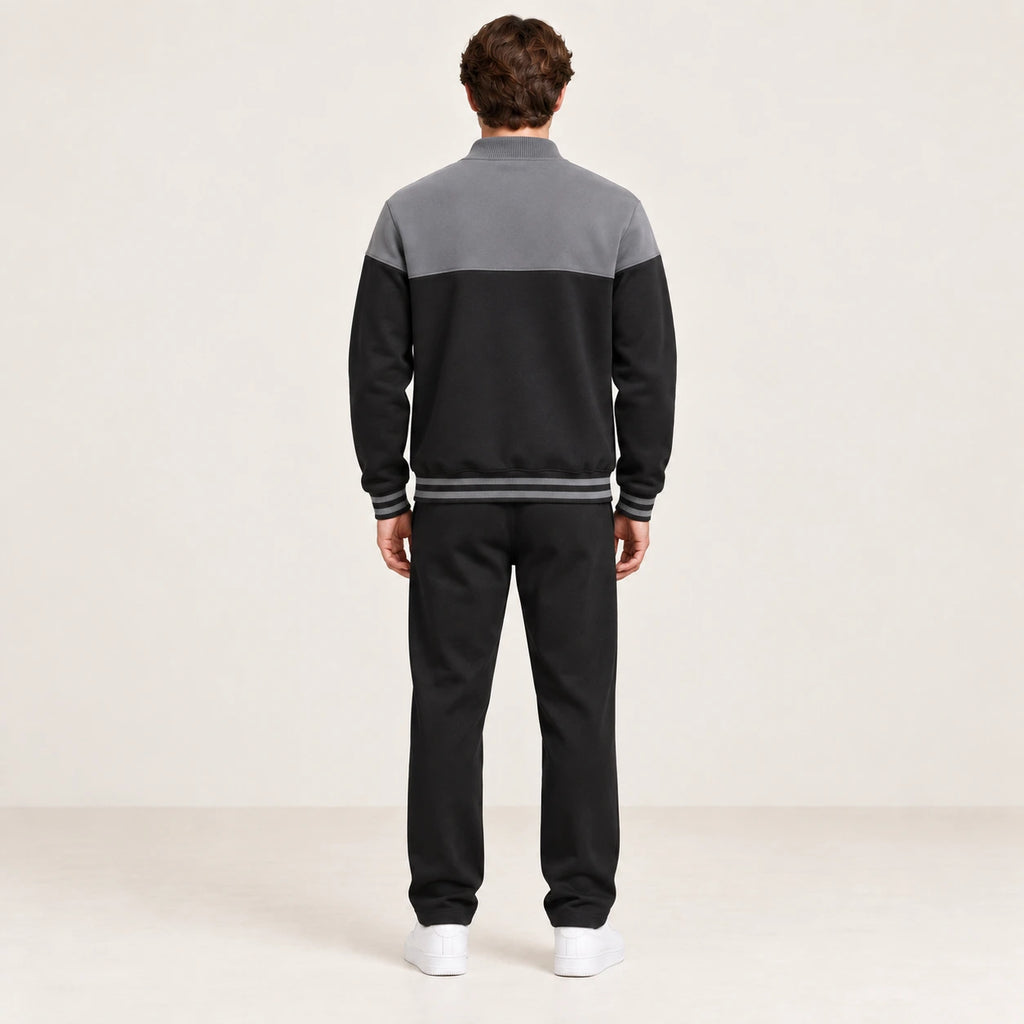 Ensemble de survêtement esprit baseball gris et noir, porté de dos en studio ivoire