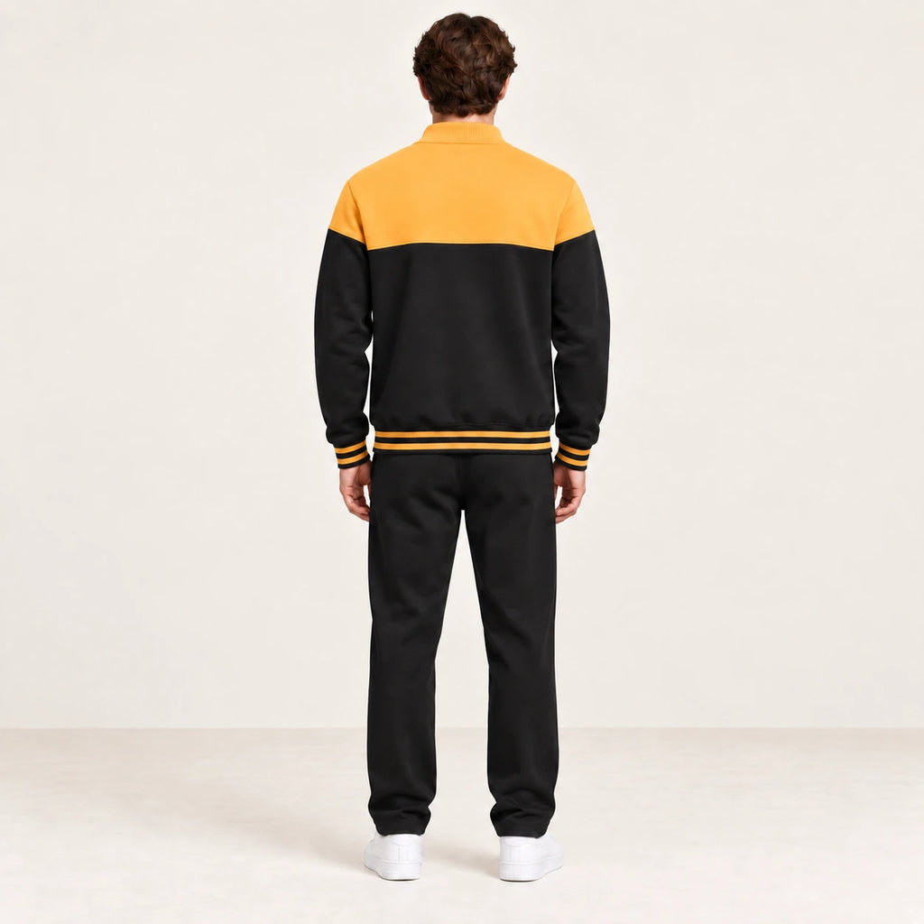 Ensemble de survêtement esprit baseball jaune et noir, porté de dos en studio ivoire
