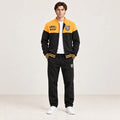 Ensemble de survêtement esprit baseball jaune et noir, porté de face en studio ivoire