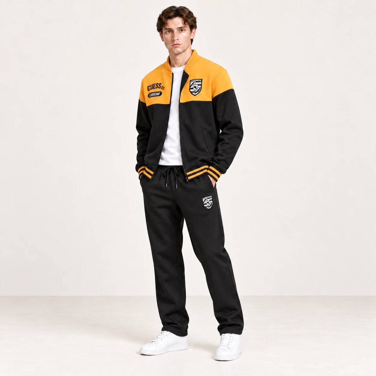 Ensemble de survêtement esprit baseball jaune et noir, porté en vue trois-quarts en studio ivoire