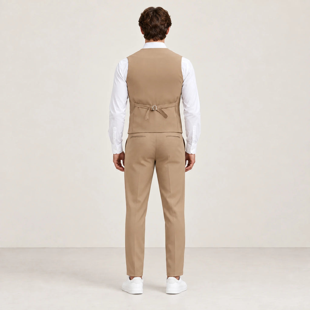 Ensemble kaki avec gilet croisé et pantalon assorti, vu de dos dans le studio IVAREE.