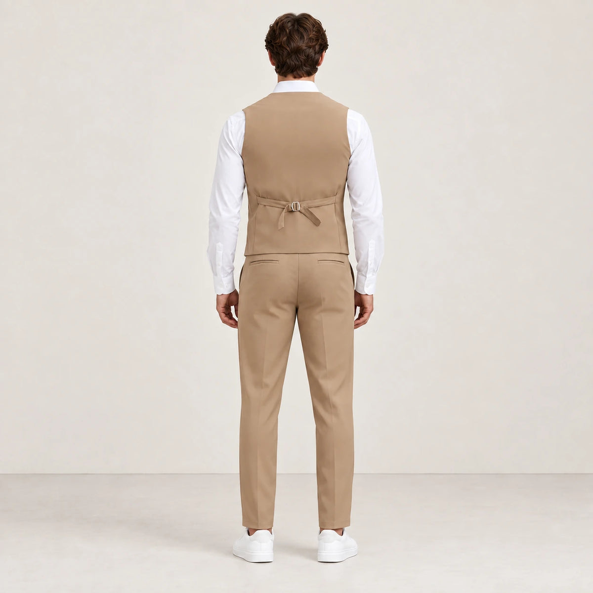 Ensemble kaki avec gilet croisé et pantalon assorti, vu de dos dans le studio IVAREE.